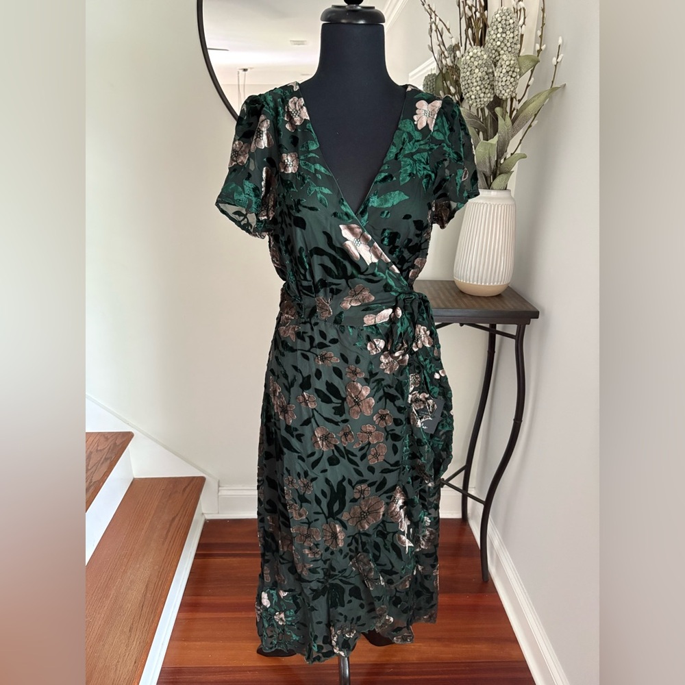 Lulu’s Elegant Green Floral Wrap Dress with Lux Velvet Accents Size Medium NEW